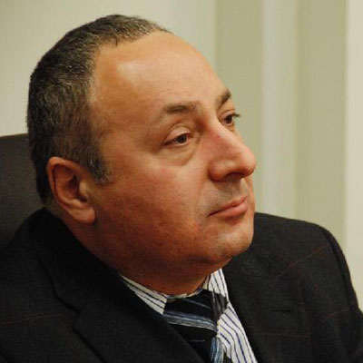 Directeur de l'Institut ИЕИР Dasni Yuri Romanovich
